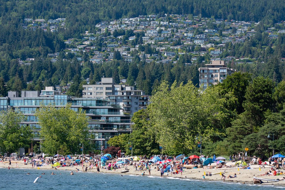 web1_20230701-ambleside-beach-background