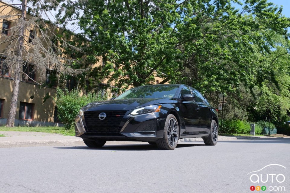 nissan-altima-2023_42fr
