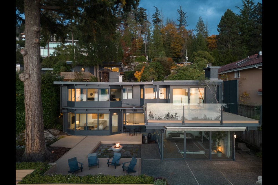 The bones of the home show the post-and-beam construction method, typical of many West Coast Modern homes. | 360 Home Tours 
