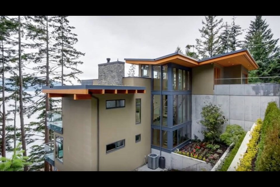 The owner of this home on Citrus Wynd tried to stop construction of a house on the neighbouring lot. | YouTube / Wendy Tian 