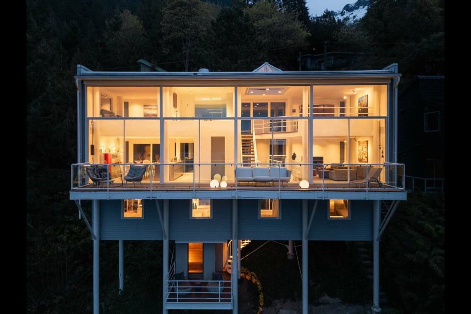 90 Isleview Place as seen at dusk. | Courtesy of West Coast Modern 