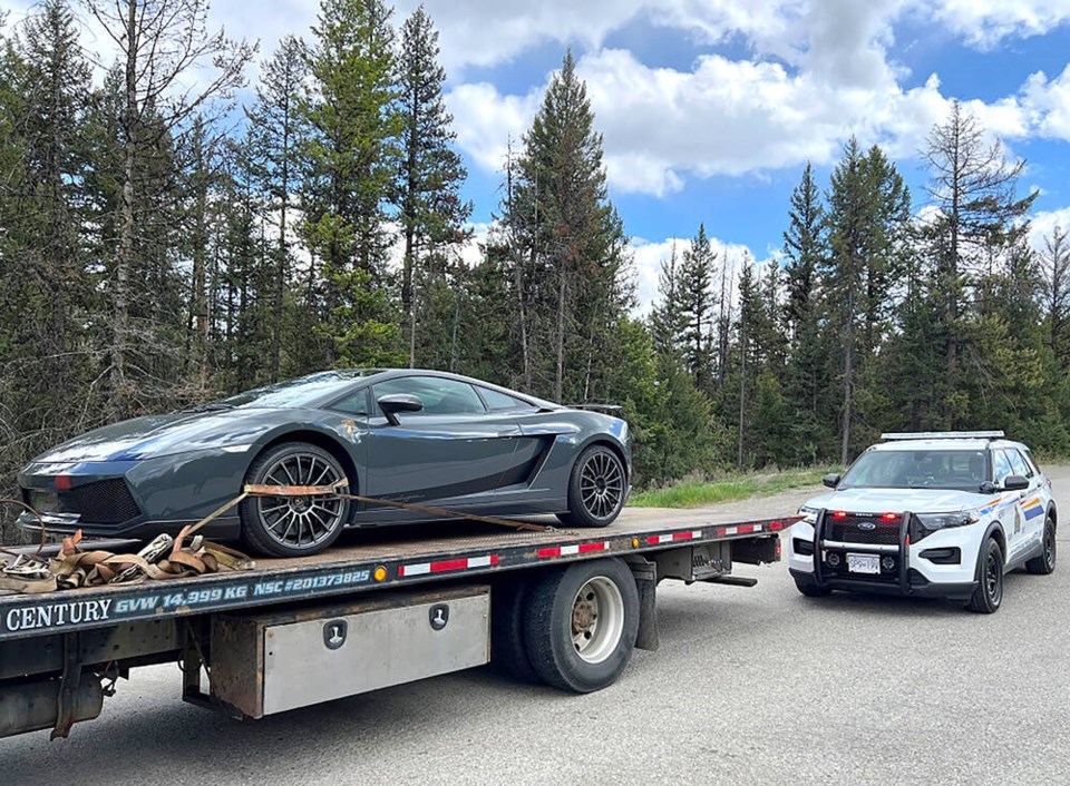 web1_108139_large_crop_lambo_close-up_250818