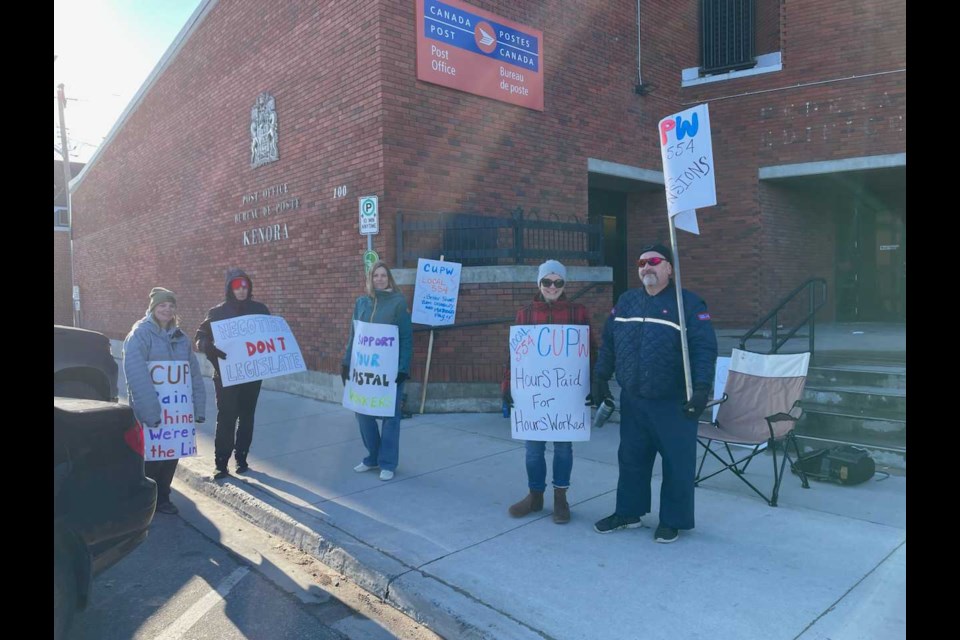 Postal workers picketing in front of the post office in Kenora, Nov. 15, 2024. 