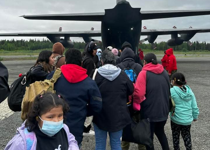 Sandy Lake First Nation evacuees board a plane out of the community, June 9 2025. (Submitted/Gail Anishinabie)