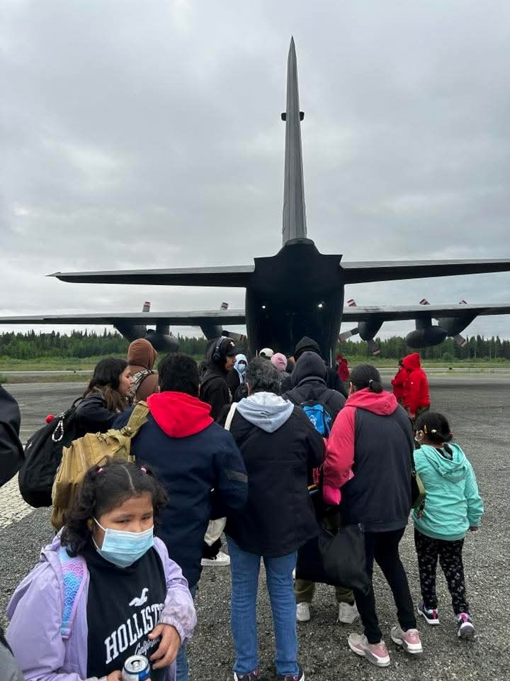 sandy-lake-fire-evacuees-waiting-for-plane