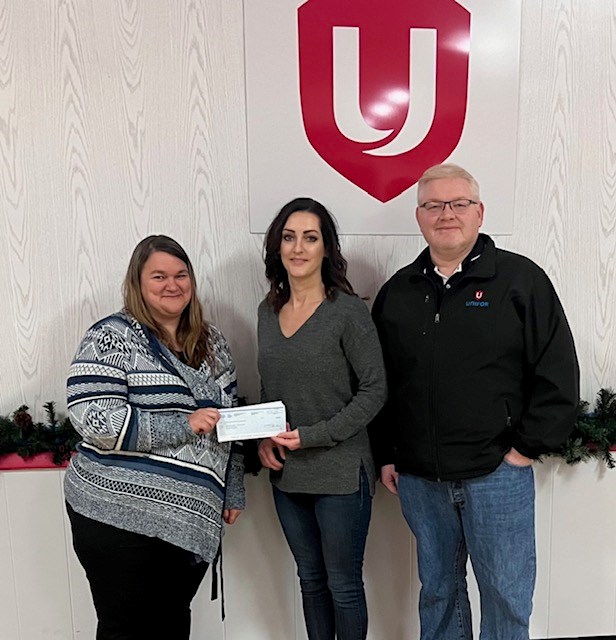 Unifor Local 324 President Katrina Peterson present cheque to Hoshizaki House. (Photo by Unifor)