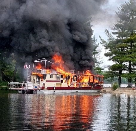 houseboat-fire-two