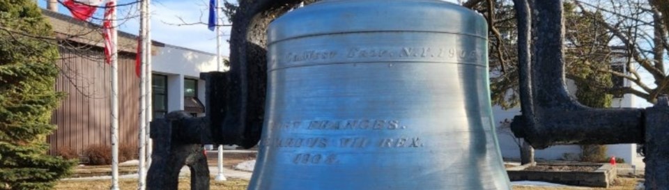 fort-frances-municipal-building-bell
