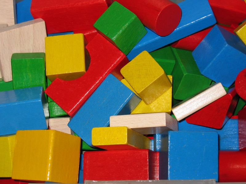 Colourful wooden building blocks |  Holger Zscheyge  -  Foter  -  CC BY