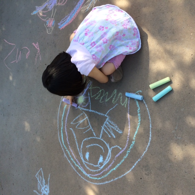 Child drawing with chalk on sidewalk | San José Library  -  Foter  -  CC BY-SA