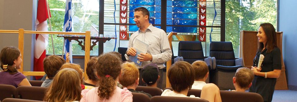 Rabbi talking to children in Sanctuary | SBE.CA