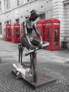 Bronze Ballerina in front of the Royal Opera House in London | Bronze Ballerina in front of the Royal Opera House in London | Hobler / Foter / CC BY-ND