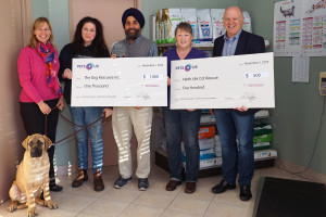 People holding Presentation Cheque | Fourth Line Veterinary Practice wins National Award | Oakville News
