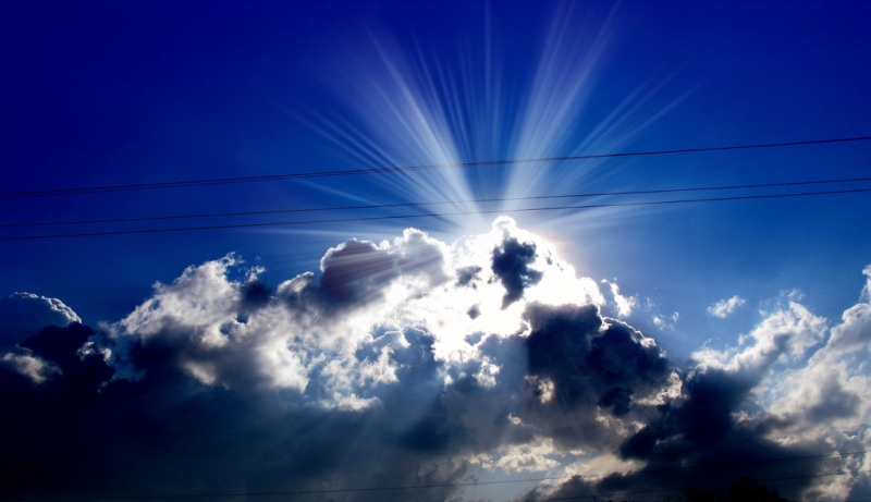 Sun rays about a cloud |  Luz Adriana Villa A.  -  Foter  -  CC BY