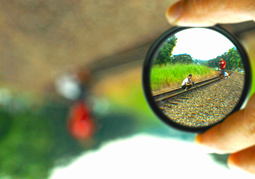 Looking through a lens | StevenSimWorld via Foter.com  -  CC BY-SA