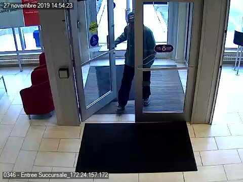 National Bank of Canada | Suspect entering the National Bank of Canada located at Sheridan Garden Drive and Winston Churchill Blvd. Photo Credit: HRPS | HRPS