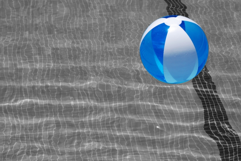 Blue Beach Ball in Pool | pasotraspaso  -  Foter  -  CC BY 2.0