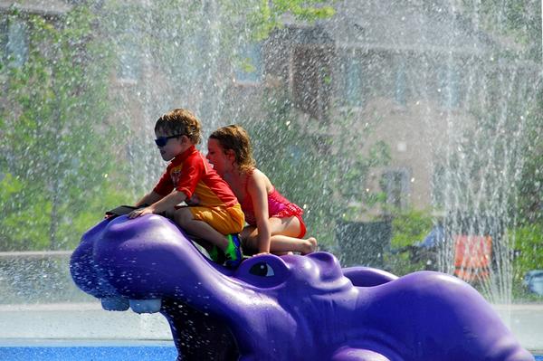 Children playing in a Splash Pad | Town of Oakville