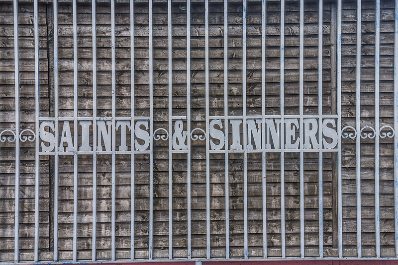 Sign with text; Saints  &  Sinners | infomatique  -  Foter  -  CC BY-SA