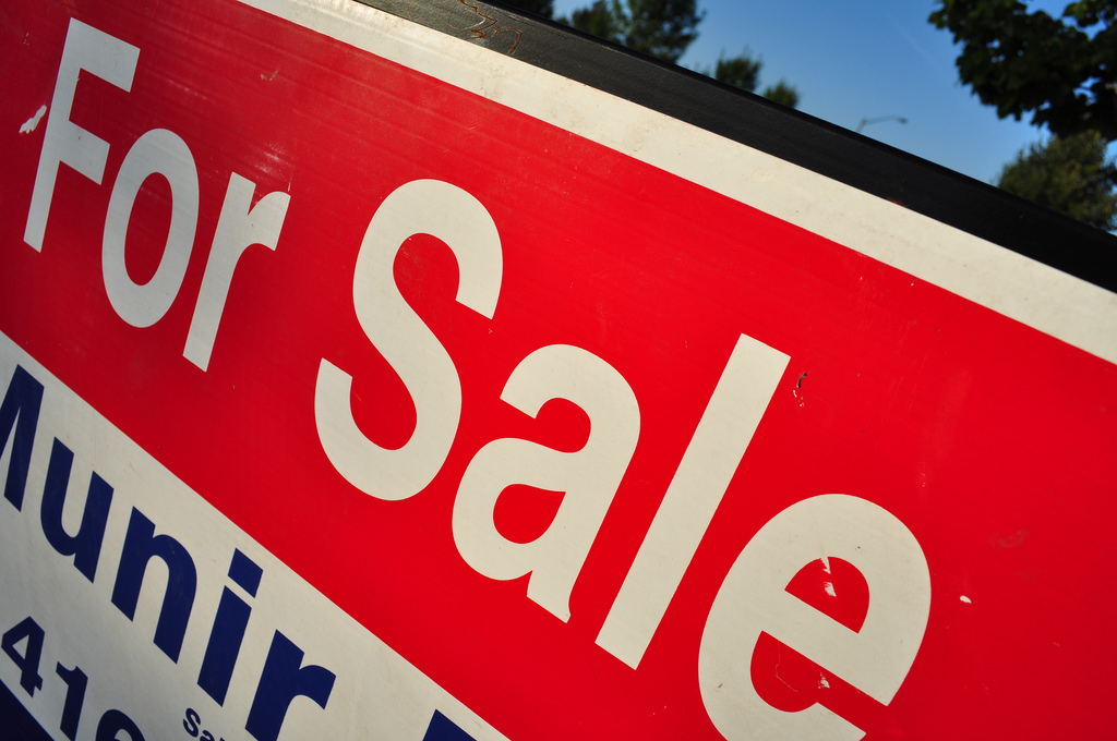 Real Estate For Sale Sign | Ian Muttoo  -  Foter  -  Creative Commons Attribution-ShareAlike 2.0 Generic (CC BY-SA 2.0)