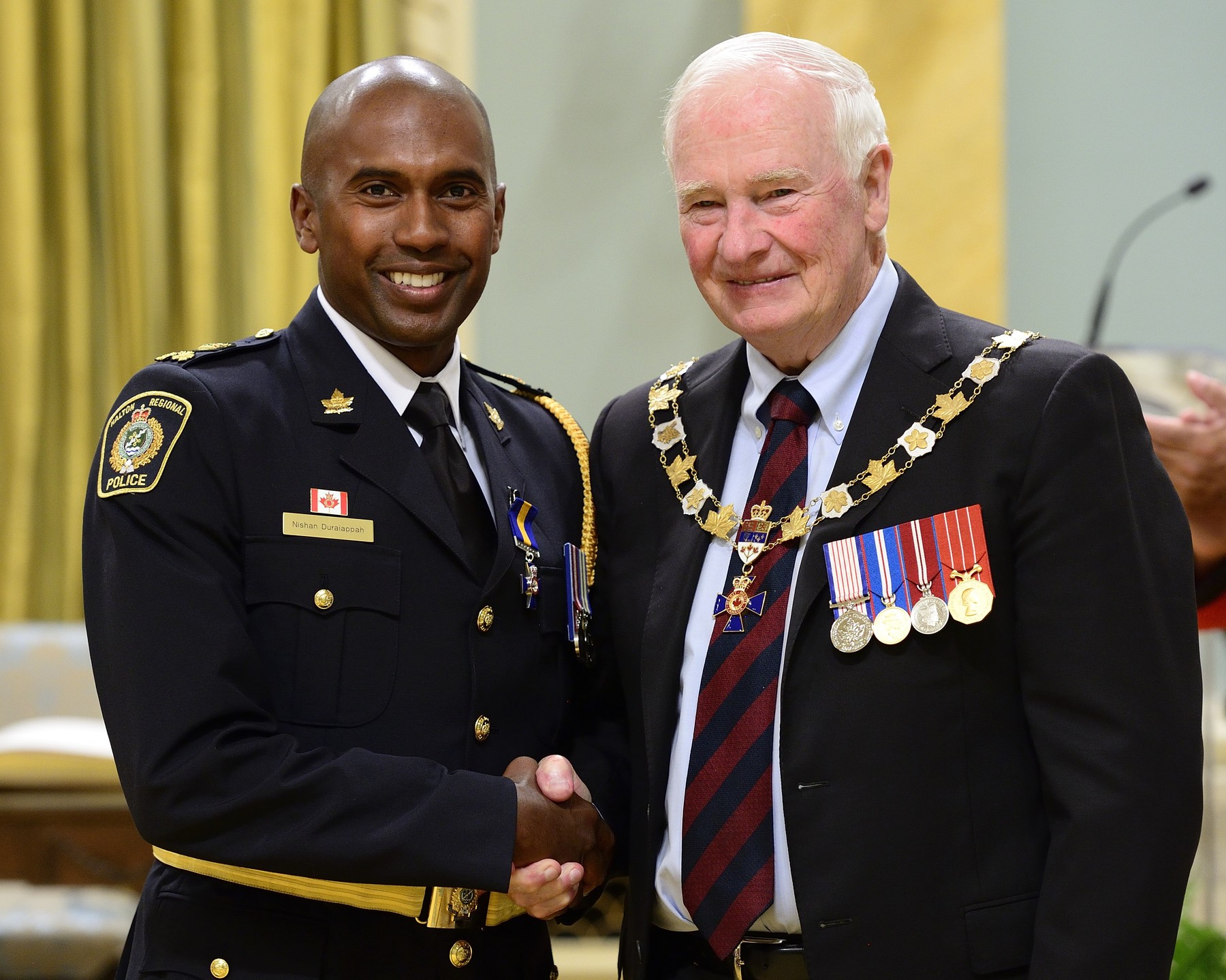 David Johnston, Deputy Chief Nishan J. Duraiappah | GG02-2016-0335-030
September 16, 2016
Ottawa, Ontario, Canada

His Excellency presents the Member (M.O.M.) insignia of the Order of Merit of the Police Forces to Deputy Chief Nishan J. Duraiappah, M.O.M.

His Excellency the Right Honourable David... | MCpl Vincent Carbonneau, Rideau Hall, OSGG