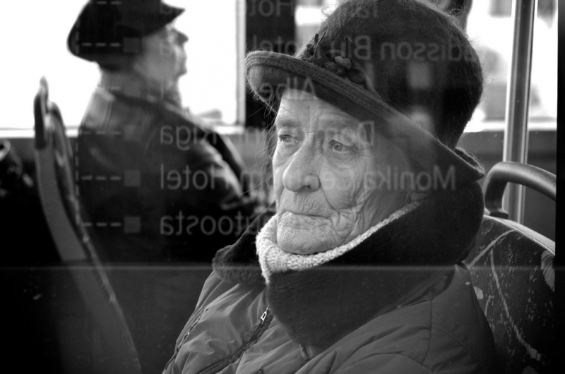 Elderly Lady looking out a bus window | Thomas Leuthard  -  Foter  -  CC BY