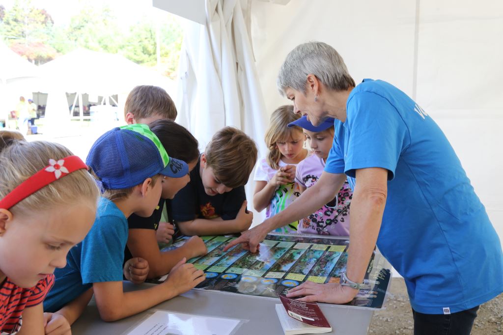 Children interacting with Water Display | Halton Region