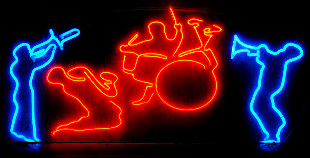 Jazz players outlined in neon light | pedrosimoes7  -  Foter  -  CC BY