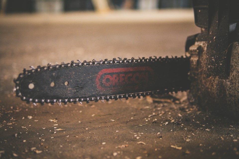 michael-fenton-unsplash-chain-saw-chainsaw