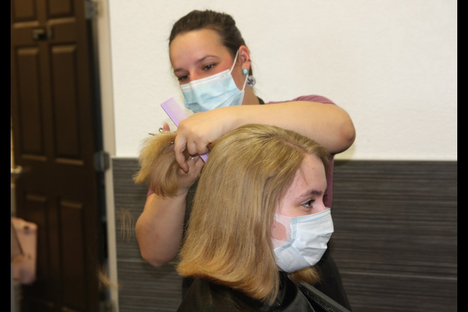 Chatters hair stylist Tianna Hartford cuts Brianna Fowlow's hair on May 14. Hair salons were allowed to re-open, with some restrictions, for the first time since being shut down due to COVID-19 in mid-March. (Bruce Campbell/Western Wheel).