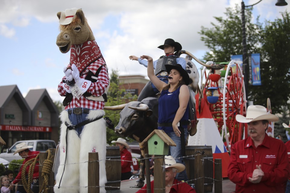 SA Okotoks Parade 28167