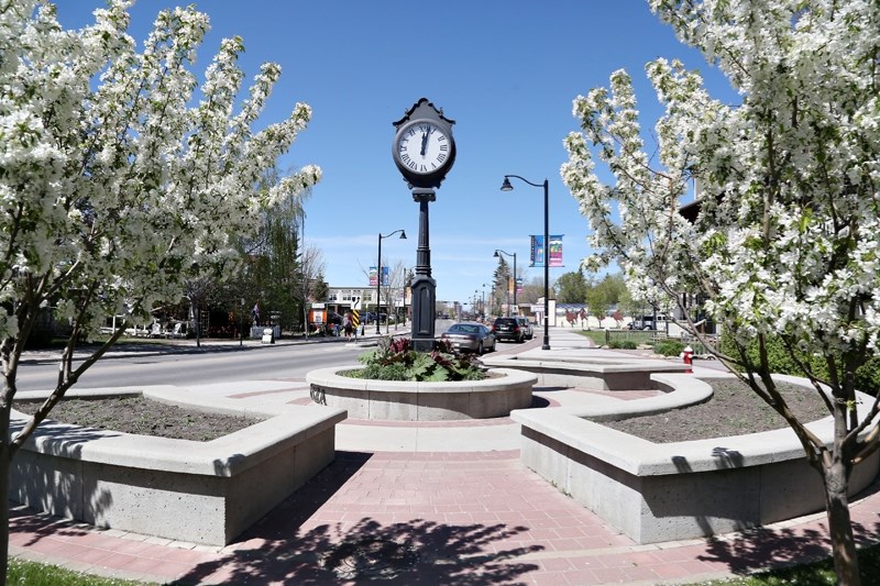 The 2016 federal census shows Okotoks is home to 28,882 people.