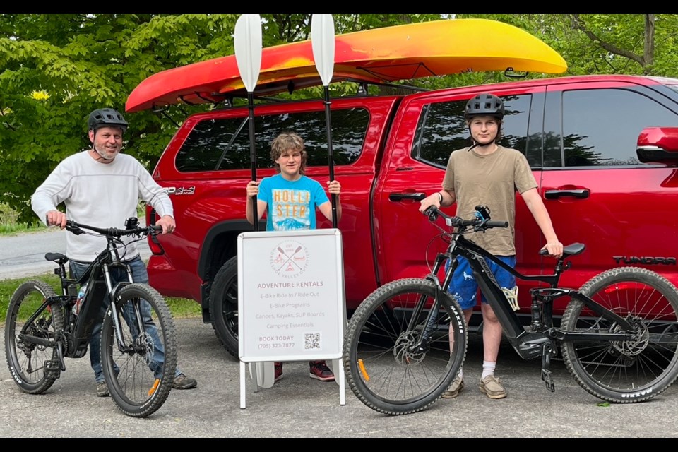 Horseshoe Valley Outfitters specializes in offering convenient daily rentals of pedal-assisted bikes, canoes, kayaks and stand-up paddleboards. The company also offers various programs for adventure seekers.