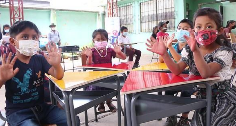 Paso Por Paso ayudando a los estudiantes mayas, una billetera a la vez