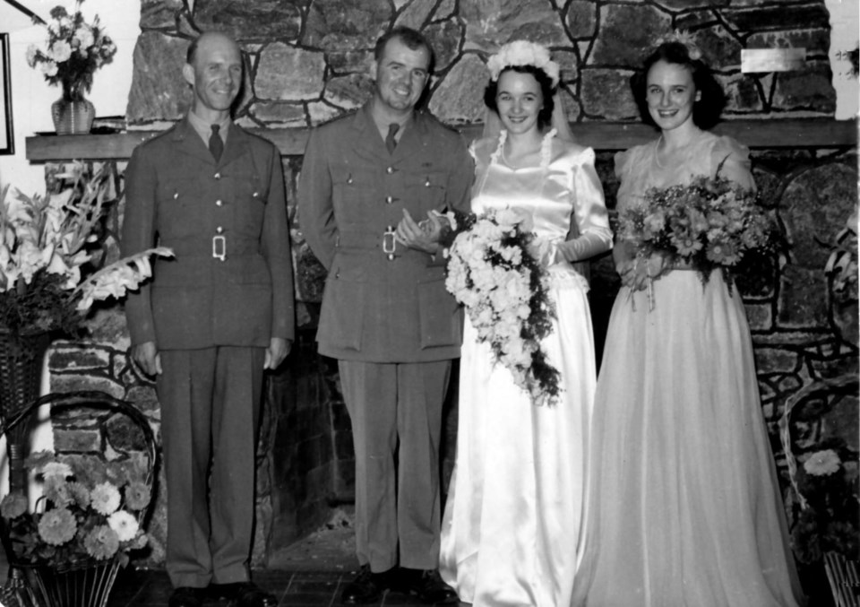 278-wedding-ltjames-dodds-lt-d-lapp-anne-carter-verva-carter-officers-mess1944