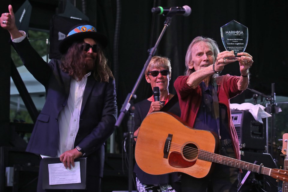 Gordon Lightfoot shows the award to the crowd as he is inducted into the Mariposa Folk Festival Hall of Fame on Sunday night. 