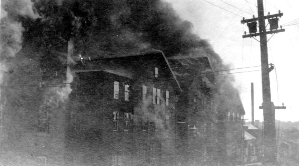 230 Tudhope fire from West Street 1909