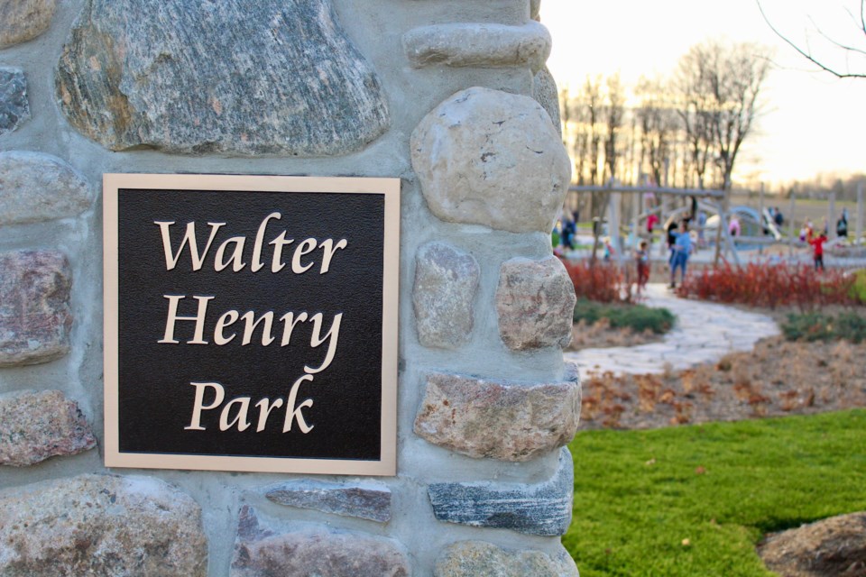 2020-11-10 Walter Henry Park sign 1