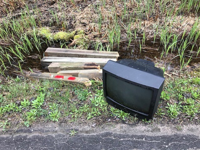 2021-05-05 Lumber and TV left behind Supplied