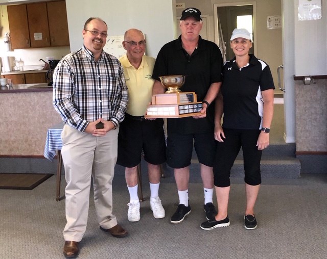 Shown above, from left, are Adam Burton, draw master Paul Evans and the winning team of Kevin and Sarah O’Shea from Collingwood.