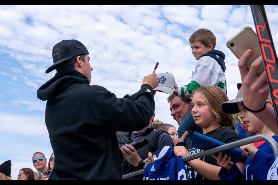 Toronto Maple Leafs star Mitch Marner signs autographs for Leaf fans as the team arrives in Gravenhurst for a two-day mini training camp. Twitter Photo