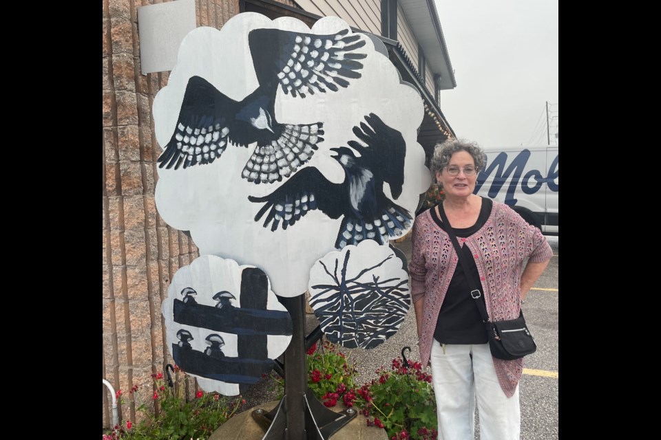 Local artist MJ Pollak designed the art tree outside of Loobies restaurant in Craighurst. The trees are a celebration of local heritage, nature, and art. Displayed is a mother Osprey encouraging her offspring to fly.