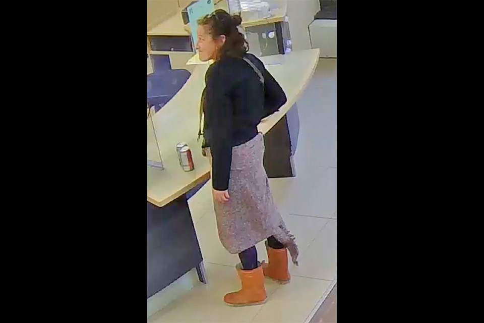 The Ottawa Police Service is asking for the public's help in identifying the woman pictured above who threatened a front desk clerk with a knife at a community centre in the Centretown area on Oct. 23/ 