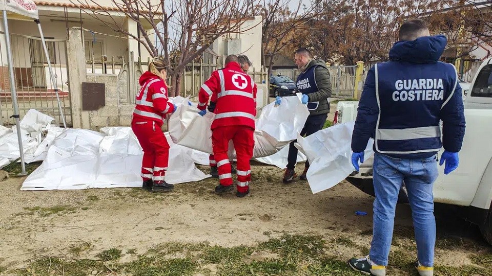 İtalya açıklarında bir göçmen teknesi düştü, yaklaşık 60 kişi öldü