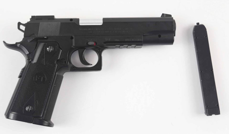 2021-11-29 pellet gun seized carleton
