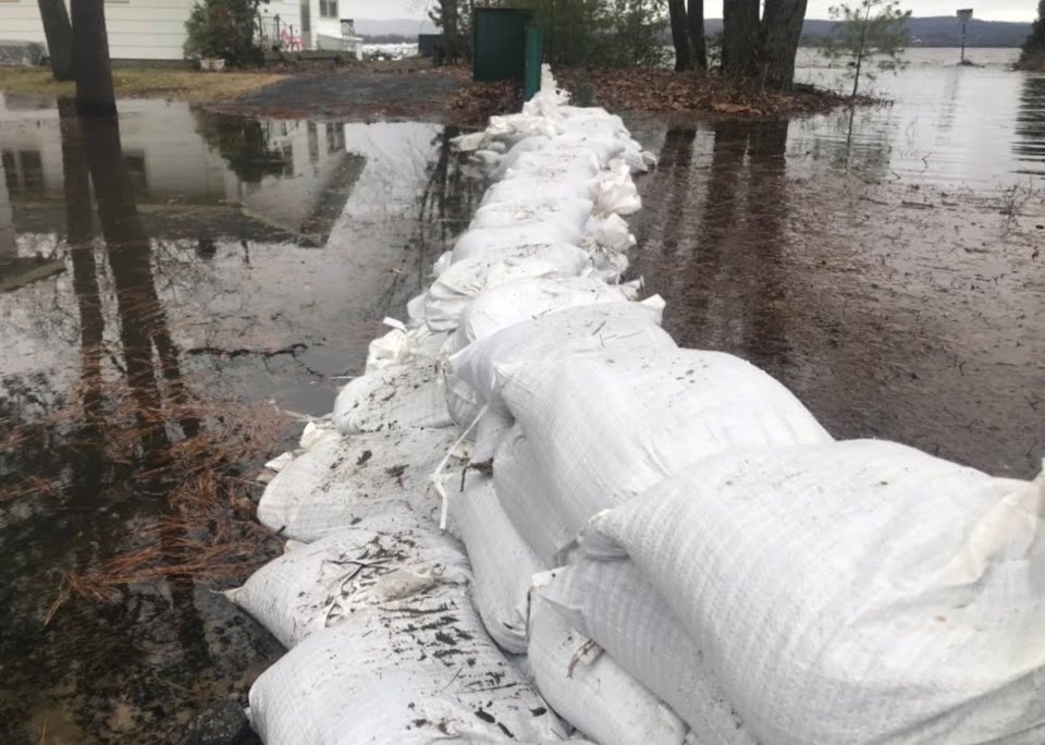 2019-04-27 constance bay flooding sandbag JS3