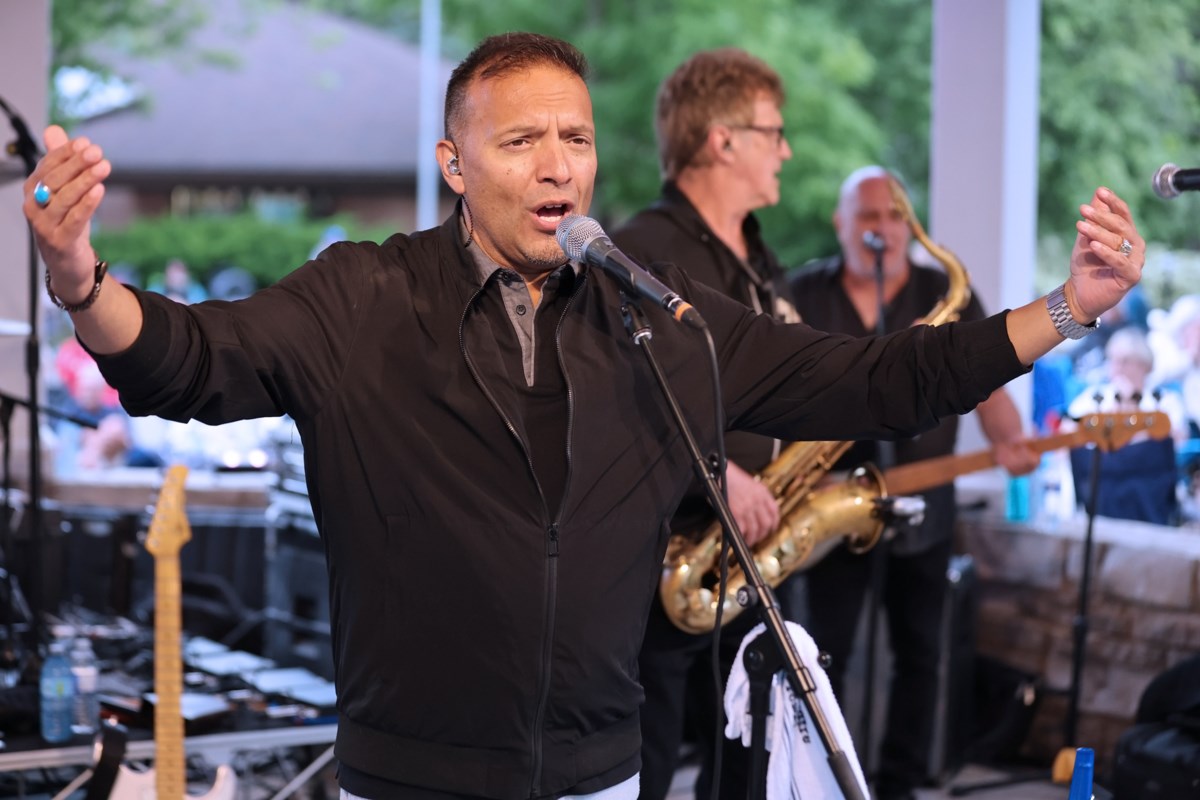 One of the longest-running Chicago tribute bands performs for lively crowd
