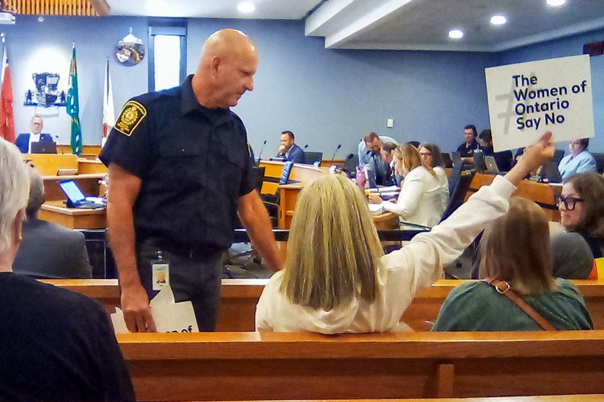 A controversial sign ban enforced by the City of Niagara Falls has led to arrests, public outcry, and accusations of violating Canadians’ Charter rights following a peaceful protest by women’s rights advocates