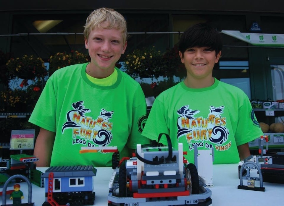 Two members from Team Lego Da Vinci
