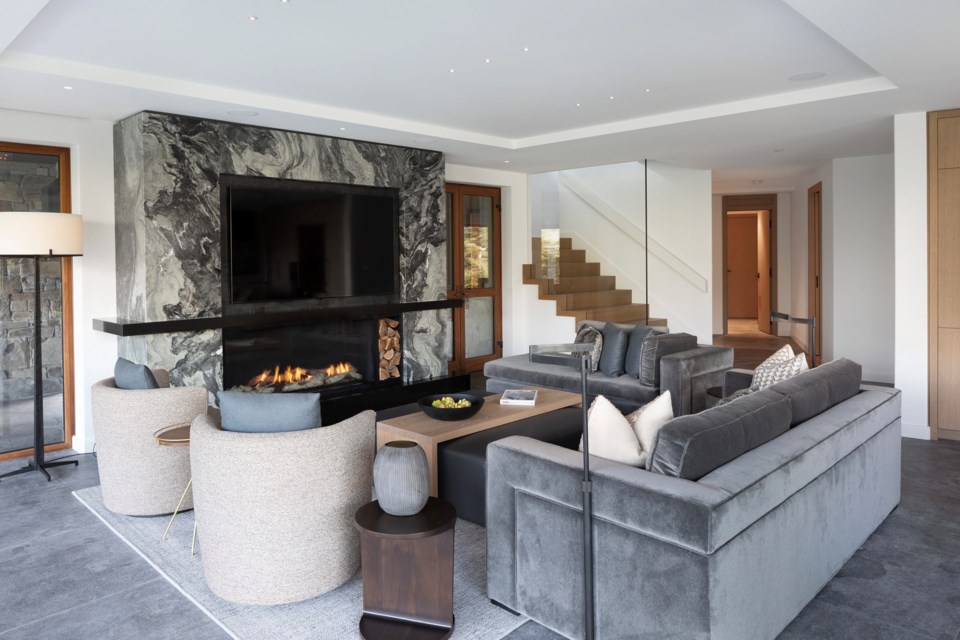 5476-family-room-1-photo-by-kristen-mcgaughey-photography-for-john-ryan_whistler-real-estate-company